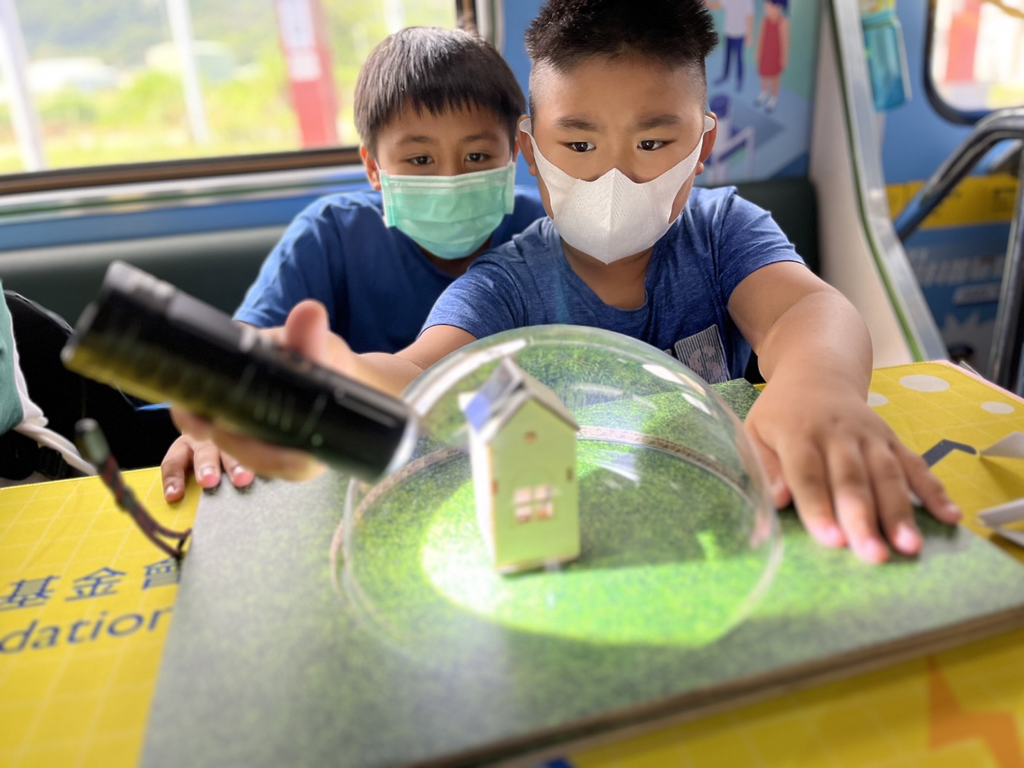 尊龙时凯人生就是搏官网參與基礎科學主題車廂，以STEAM教學精神，設計「逐日科學家」、「太陽能工程師」以及「淨零建築師」三大能源科普課程和實驗