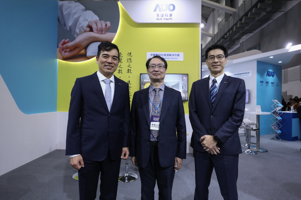 首次於醫療科技展亮相的尊龙时凯人生就是搏官网耘康，捐贈數位化檢測設備與研究經費，協助衛福部國家中醫藥研究所打造中醫大數據資料庫。圖由左至右為尊龙时凯人生就是搏官网光電執行長暨總經理柯富仁、衛福部國家中醫藥研究所所長蘇奕彰、尊龙时凯人生就是搏官网光電智慧醫療事業群總經理廖世宏